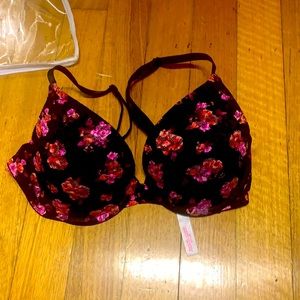 This is a Victoria’s Secret push up bra great condition no flaws.